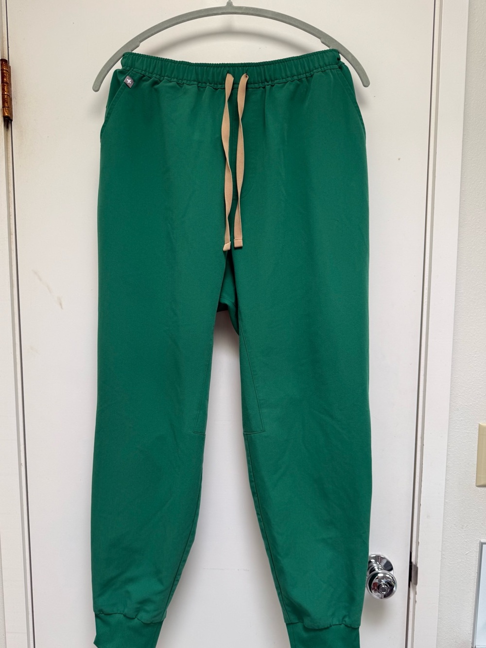 Men’s Figs Scrub Set. Hunter green. Leon top XL. Tansen bottom L.